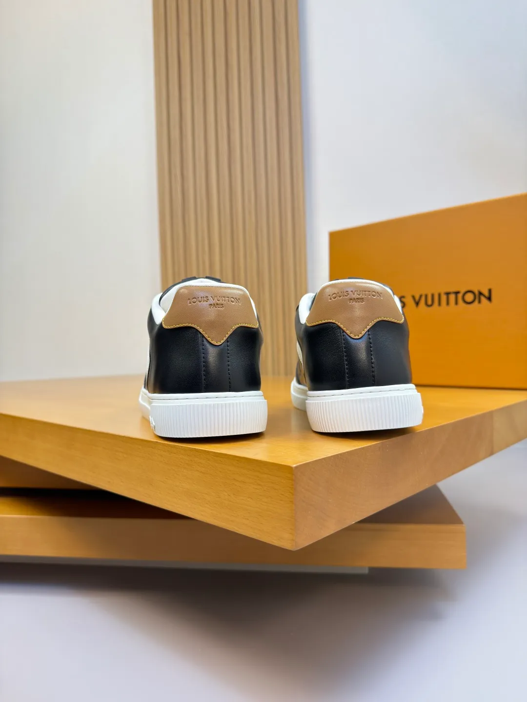 [L Home] Top P: 740💰 Size: 39-44 (customized for 38.45) 2026🆕 Lv new men's high-end original casual sports sneakers Upper: 🔝Nappa calfskin. Air-pressured brand totem, toe box, heel. Air-pressured brand logo, tongue. Sewn brand plastic module Lining: Brand canvas Outsole: Ultra-light TPR rubber; Molded outsole Super high quality control and fine workmanship.
